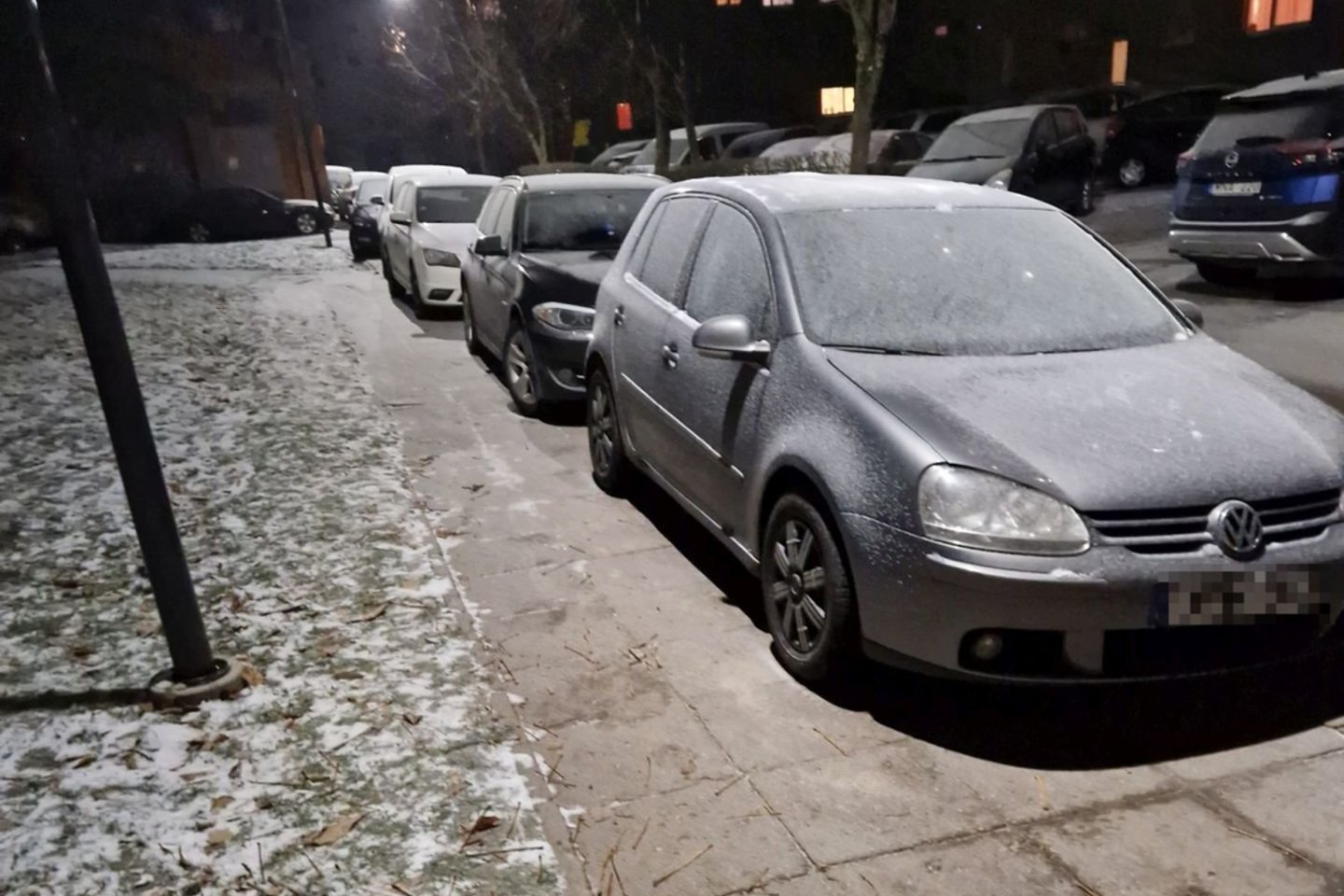 Eigulių mikrorajono gyventojams galvos sopuliu yra tapęs automobilių stovėjimo vietų trūkumas.<br>„Kas vyksta Kaune“ skaitytojo nuotr.