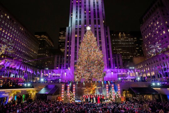 Rockefellerio centre Niujorke sužibo garsioji Kalėdų eglė.
