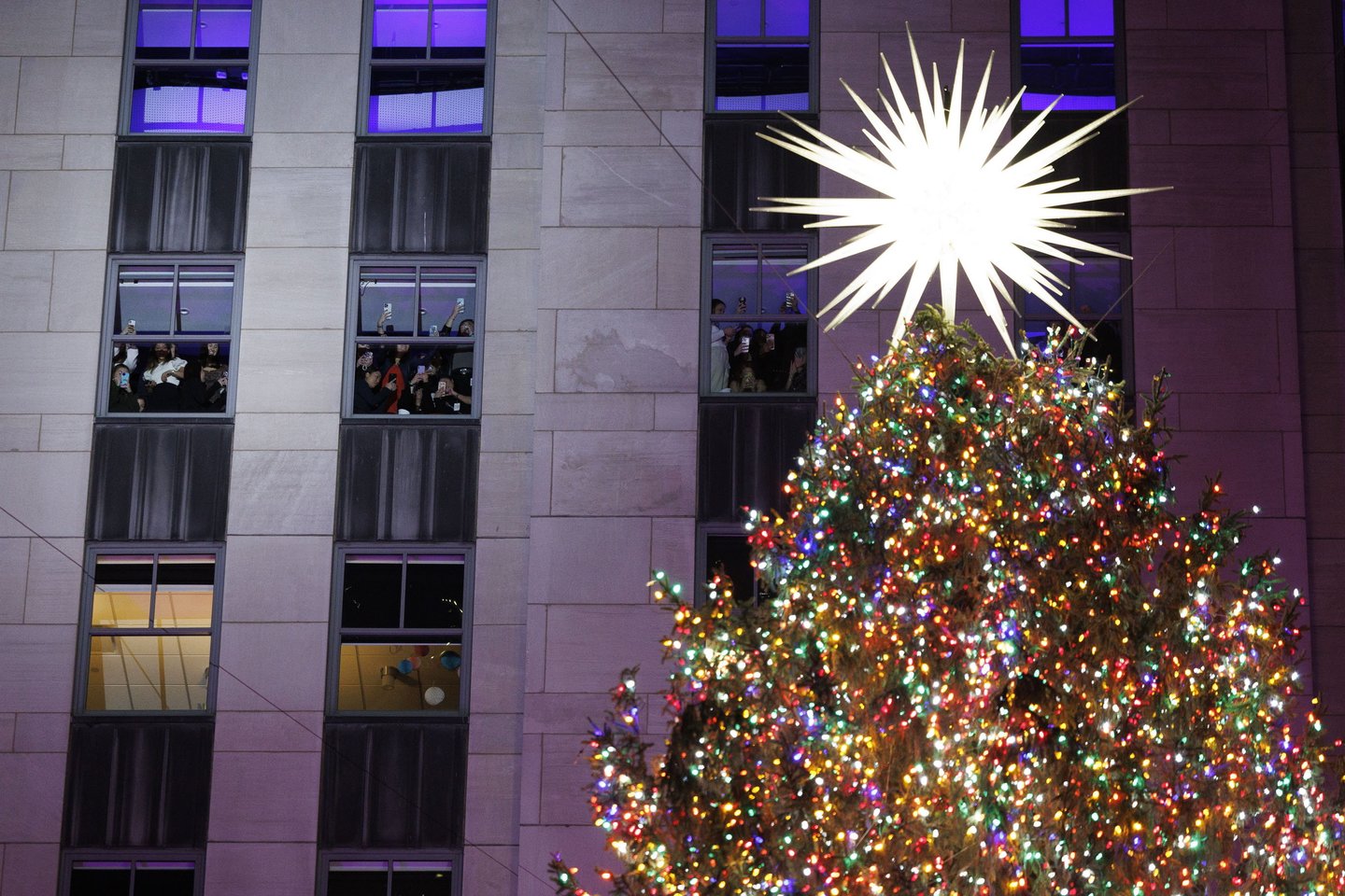 Rockefellerio centre Niujorke sužibo garsioji Kalėdų eglė.<br>EPA-ELTA nuotr.