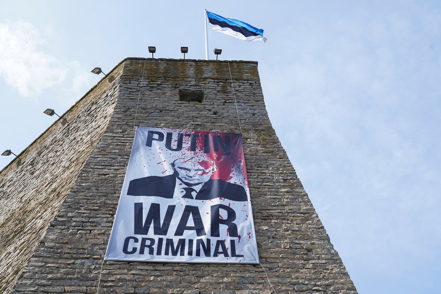 Plakatas su užrašu: „Putinas – karo nusikaltėlis“ Estijoje.<br>Reuters/Scanpix asociatyvi nuotr.