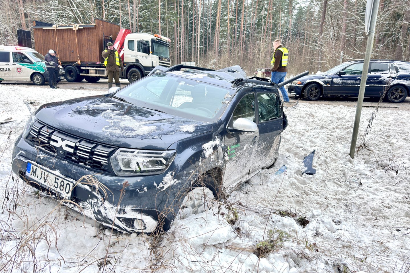  Didelė avarija Vilniuje: susidūrus dviem lengviesiems automobiliams ir miškovežiui nukentėjo žmogus.<br> V.Ščiavinsko nuotr.