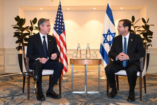 JAV valstybės sekretorius Antony Blinkenas Tel Avive susitiko su Izraelio prezidentu Isaacu Herzogu.