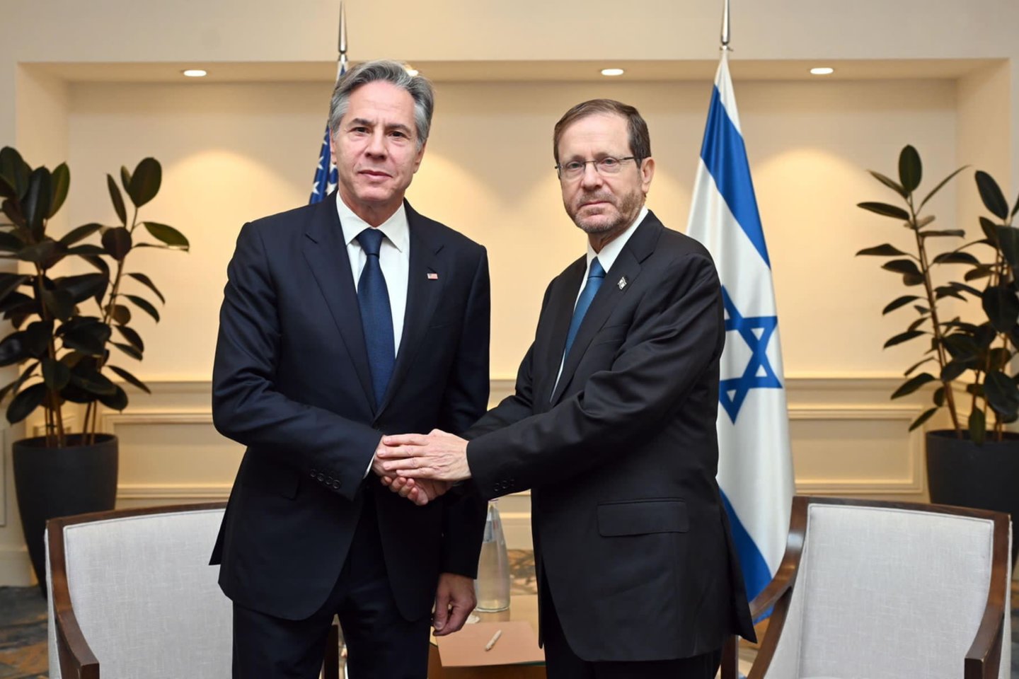 JAV valstybės sekretorius Antony Blinkenas Tel Avive susitiko su Izraelio prezidentu Isaacu Herzogu.<br>EPA-ELTA nuotr.