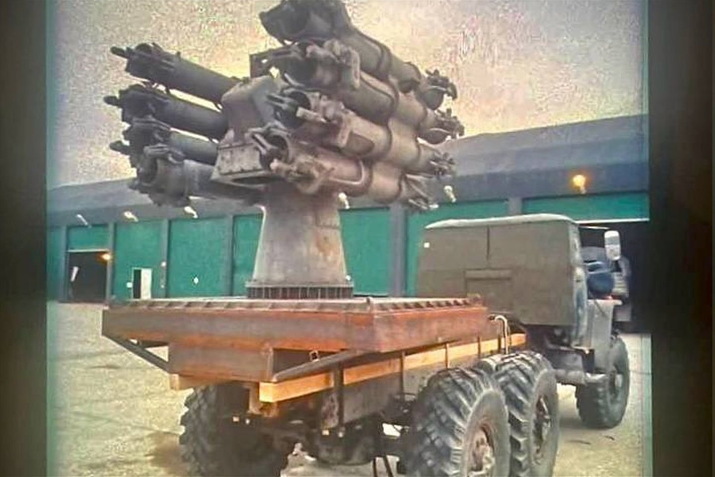 Sunkvežimis su pritvirtintu „RBU-6000“ paleidimo įrenginiu gali būti pats beviltiškiausias Rusijos ginklas plataus masto kare su Ukraina<br>„X“ nuotr.