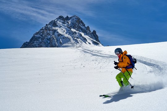 Slidinėjimo specialistai atkreipia dėmesį, kad rengiantis kelionei į kalnus, ypač svarbu techninis pasiruošimas: slidinėjimo pamokos su instruktoriumi, teisingas aprangos bei inventoriaus pasirinkimas.