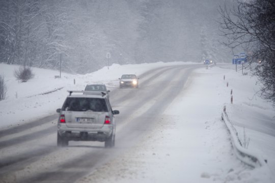Klaipėdos, Šiaulių, Utenos bei Vilniaus apskrityse silpnai sninga, kitur šalyje be kritulių.