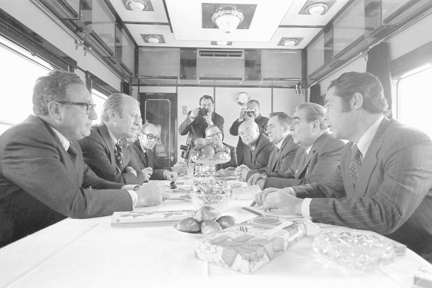 JAV prezidentas G. Fordas, valstybės sekretorius H. Kissingeris ir kiti JAV atstovai susitinka su Sovietų Sąjungos generaliniu sekretoriumi L. Brežnevu, užsienio reikalų ministru A. Gromyko ir kitais asmenimis Rusijos traukinyje vykstančiame į Vladivostoką.