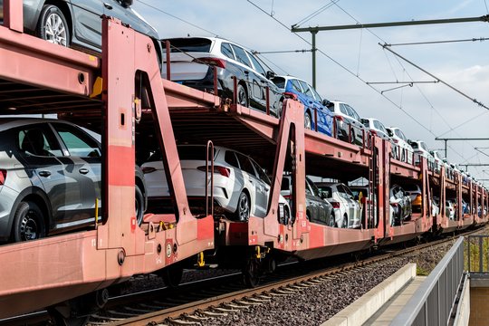  Prabangūs automobiliai nuo penktadienio Lietuvos geležinkeliais nebebus eksportuojami į trečiąsias šalis.