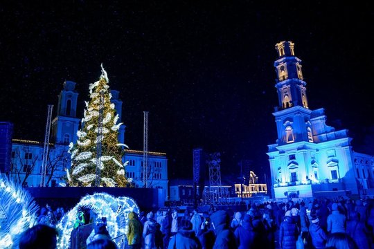  Į Kalėdų eglės įžiebimo šventę Rotušės aikštėje susirinko tūkstančiai žmonių.