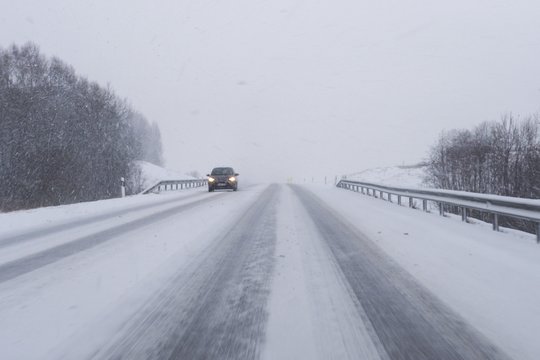 Eismo sąlygos šalyje išlieka sudėtingos: Klaipėdos ir Prienų rajonuose sąlygas sunkina plikledis.