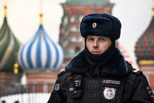 Rusijos pareigūnas šalia Kremliaus.