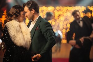 Evgenya Redko ir Vaidas Baumila kalėdiniame vaizdo klipe daina „Nuo Tavęs Priklausau“ šoka valsą