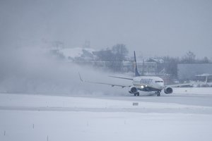 Dėl gausaus sniego Miuncheno oro uoste atšaukti šimtai skrydžių