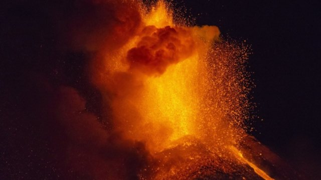 Aktyviausias Europos ugnikalnis vėl išsiveržė: raudona lava nušvietė dangų