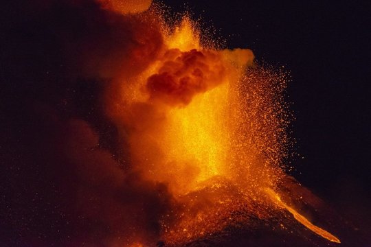 Aktyviausias Europos ugnikalnis vėl išsiveržė: spjaudosi lava