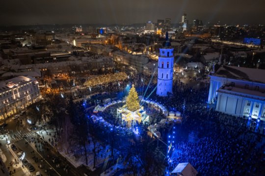 Vilniuje įžiebta Kalėdų eglė.<br>Vilniaus miesto savivaldybės nuotr.