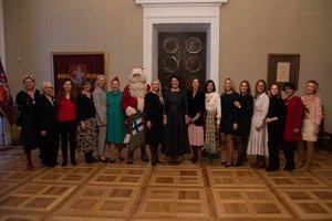 Vilniaus Rotušėje atidaryta Kalėdų labdaros mugė: dalyvavo ir pirmoji šalies ponia D. Nausėdienė