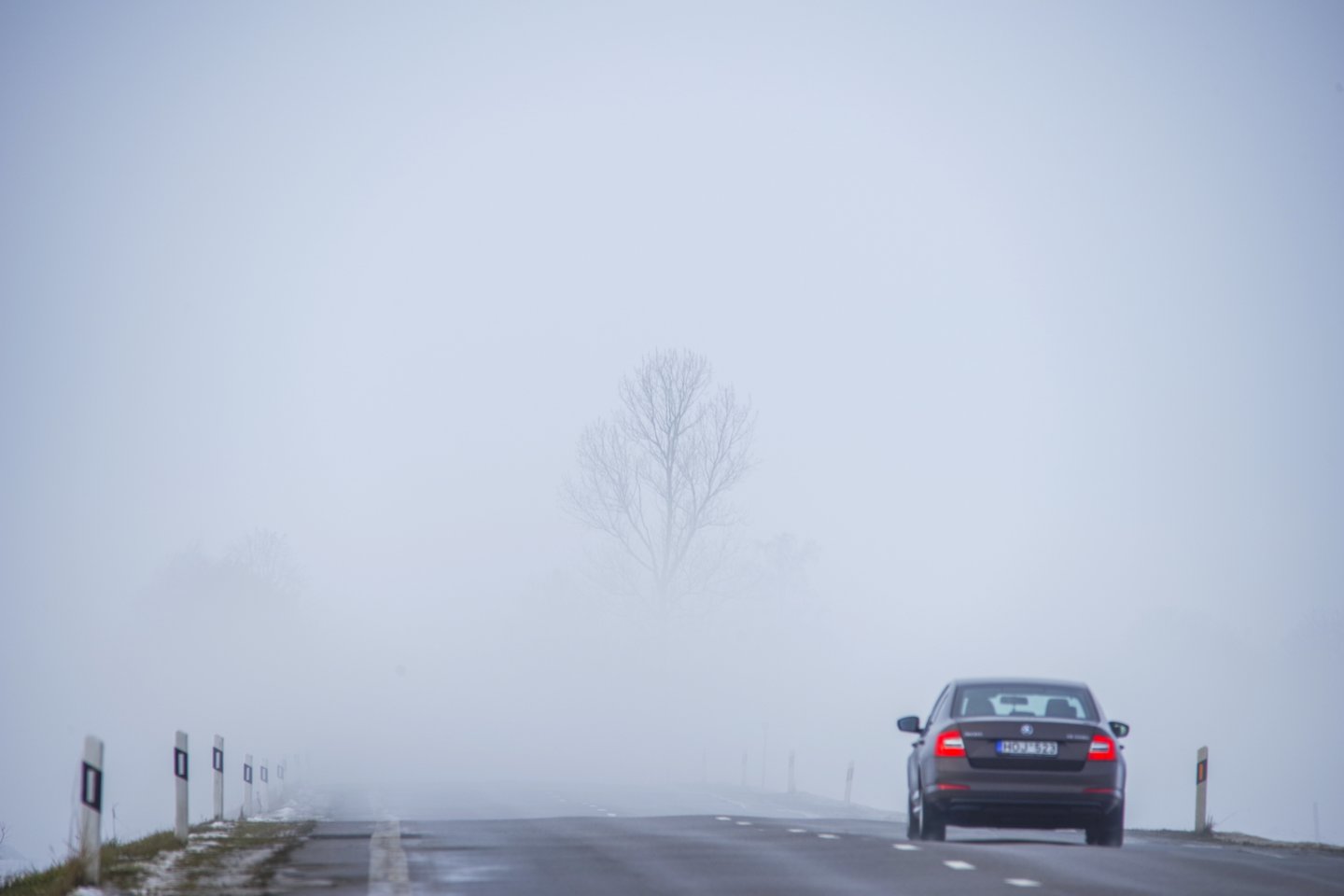 Sniegas ir rūkas gali apsunkinti eismo sąlygas.<br>V.Ščiavinsko nuotr.
