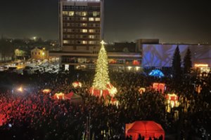 Kalėdų eglė – kaip iš pasakos: Marijampolė tapo tikra kalėdinių dovanų šalimi