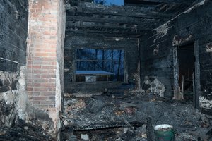 Ugnis pasiglemžė namus, bet ne svajones: naują gyvenimą kurti padeda ir kaimynai