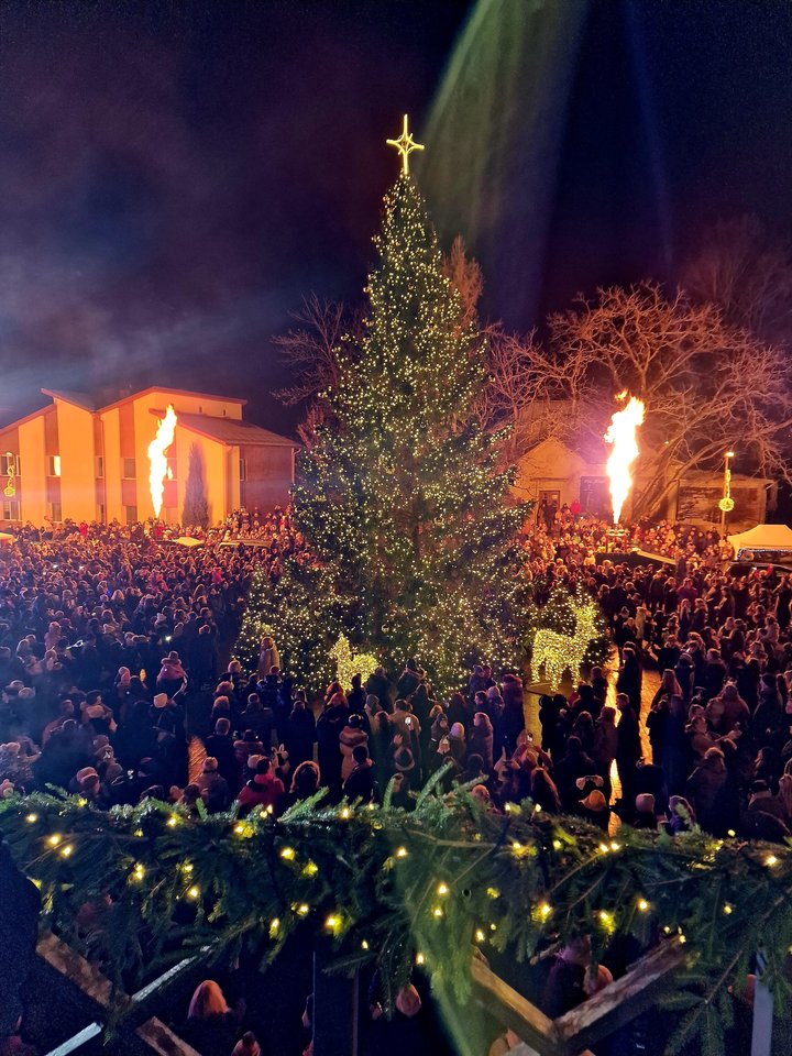 Birštonas įžiebė Kalėdų eglę.<br>Birštono savivaldybės nuotr.