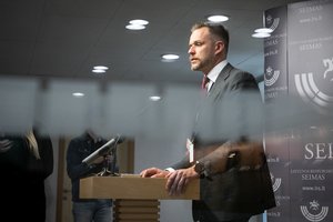 Valstiečiui suabejojus G. Landsbergio lyderyste – aštrus konservatoriaus kirtis: o koks lyderis yra R. Karbauskis?