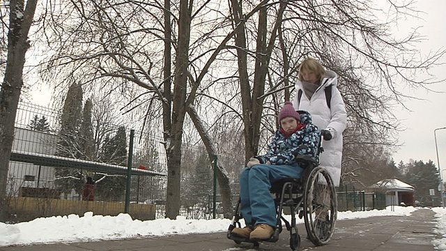 Neįgalius vaikus auginantys tėvai pasigenda valstybės pagalbos: įvardijo, ko trūksta