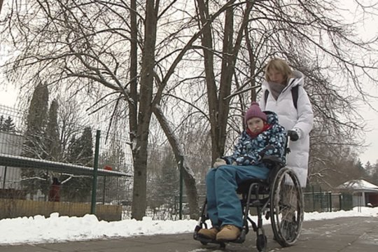 Neįgalius vaikus auginantys tėvai pasigenda valstybės pagalbos: įvardijo, ko trūksta