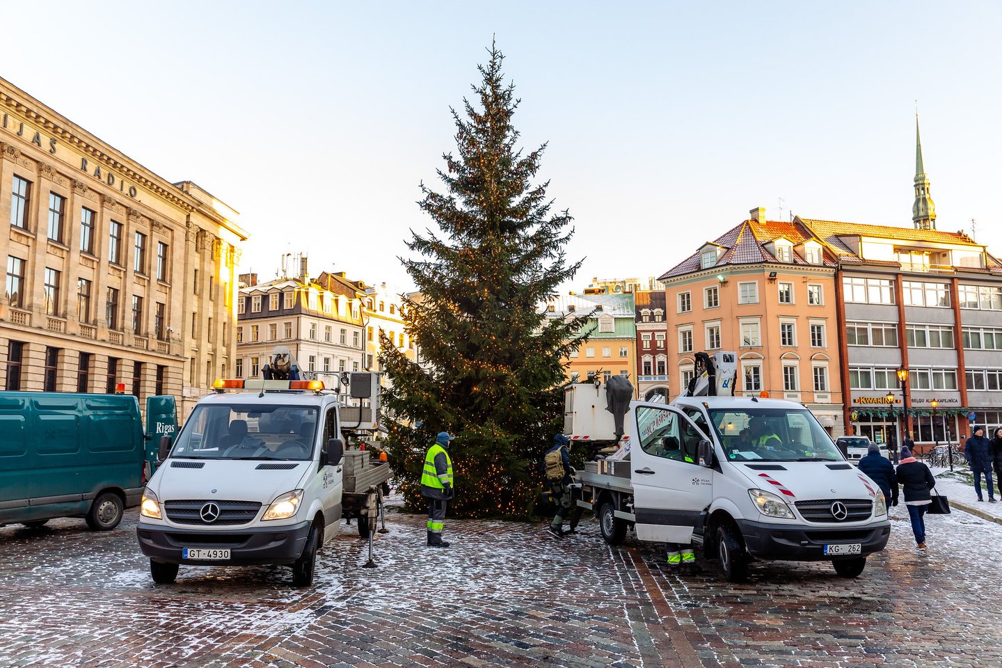  Latvijos sostinė Ryga nušvito Kalėdomis: pagrindines miesto eglutes puošė lietuvių dizainieriai.<br> Organizatorių nuotr.