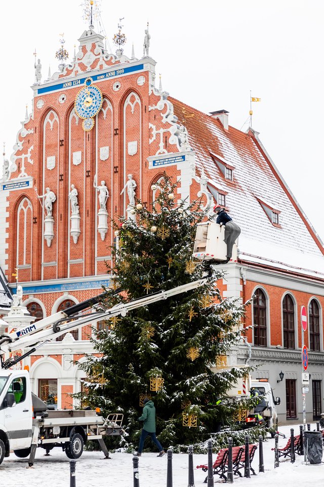  Latvijos sostinė Ryga nušvito Kalėdomis: pagrindines miesto eglutes puošė lietuvių dizainieriai.<br> Organizatorių nuotr.