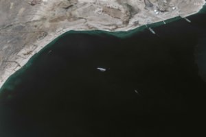 Raudonojoje jūroje į Jungtinei Karalystei priklausantį laivą pataikė raketa