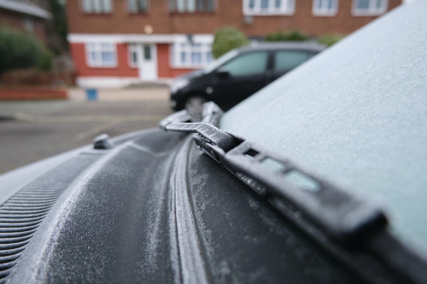 Šaltąjį metų laiką viena labiausiai erzinančių vairuotojus problemų yra užšalęs langų plovimo skystis.<br>Ben Stein/Unsplash nuotr.