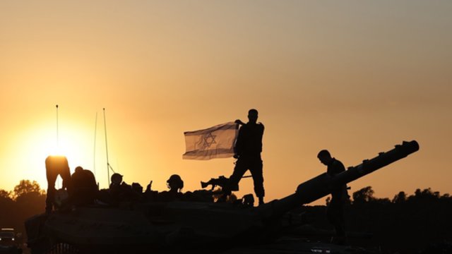 Intensyvi kova Gazos Ruože nesiliauja: Izraelis plečia puolimą