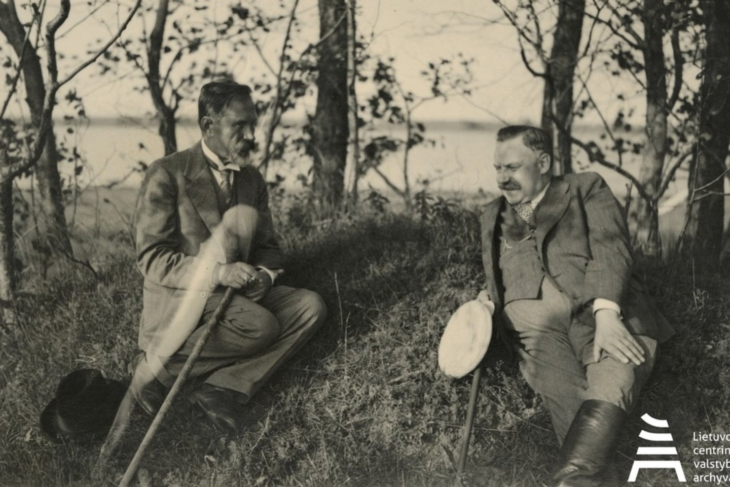 Kunigaikštis Konstantinas Radvila (dešinėje) ir Lietuvos Respublikos Prezidentas Antanas Smetona Taujėnų dvare. [1938 m.]<br>Lietuvos centrinis valstybės archyvas, P-40588. Nuotr.