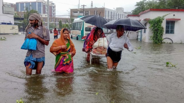 Galingas ciklonas skandina Indiją: žmonės įstrigę namuose, sustabdyti lėktuvų skrydžiai
