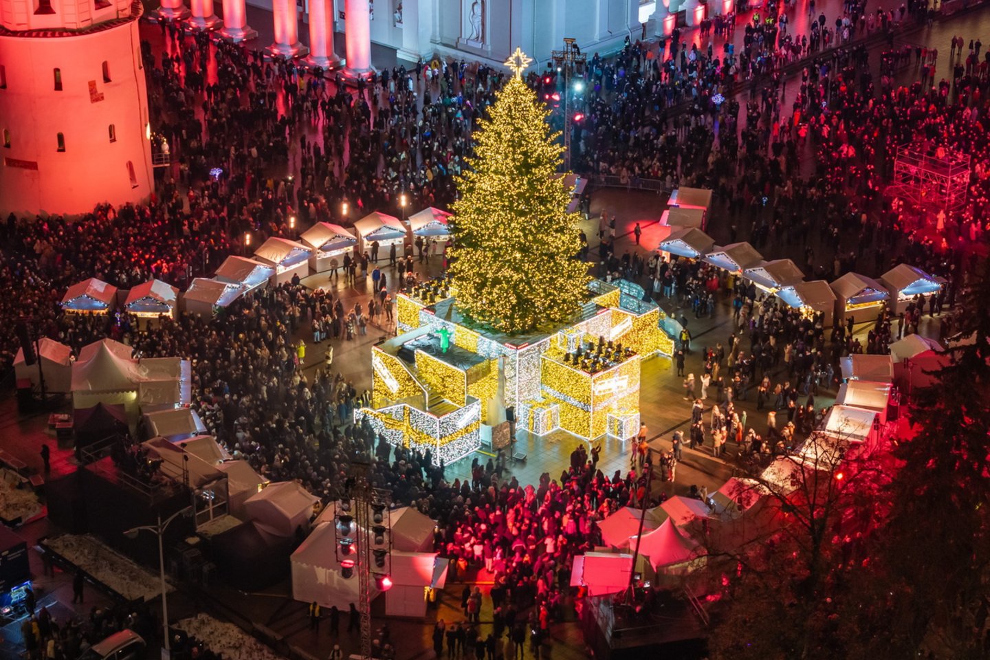 Vilniuje įžiebta Kalėdų eglė.<br>Vilniaus miesto savivaldybės nuotr.