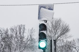 Žalio šviesoforo signalo vilnietis laukė 15 minučių, o „Susisiekimo paslaugos“ kaltina vairuotojus