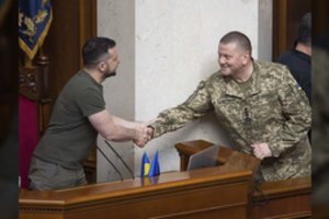 Šaltiniai įvardijo, kas vyksta tarp V. Zelenskio ir V. Zalužno