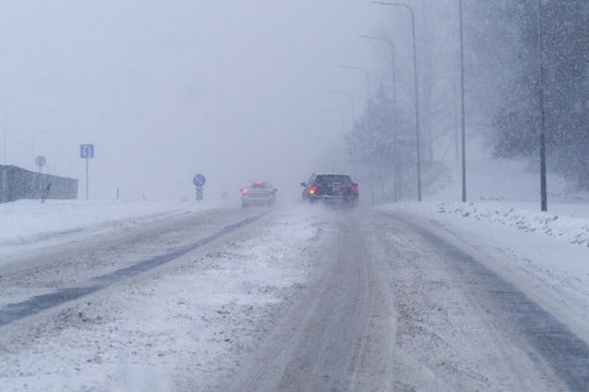 Kelininkai: eismo sąlygas vakarų Lietuvoje sunkina snygis