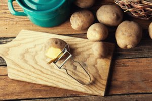 Internautai eina iš proto dėl naujo bulvių skutimo būdo: lengvai ir tobulai