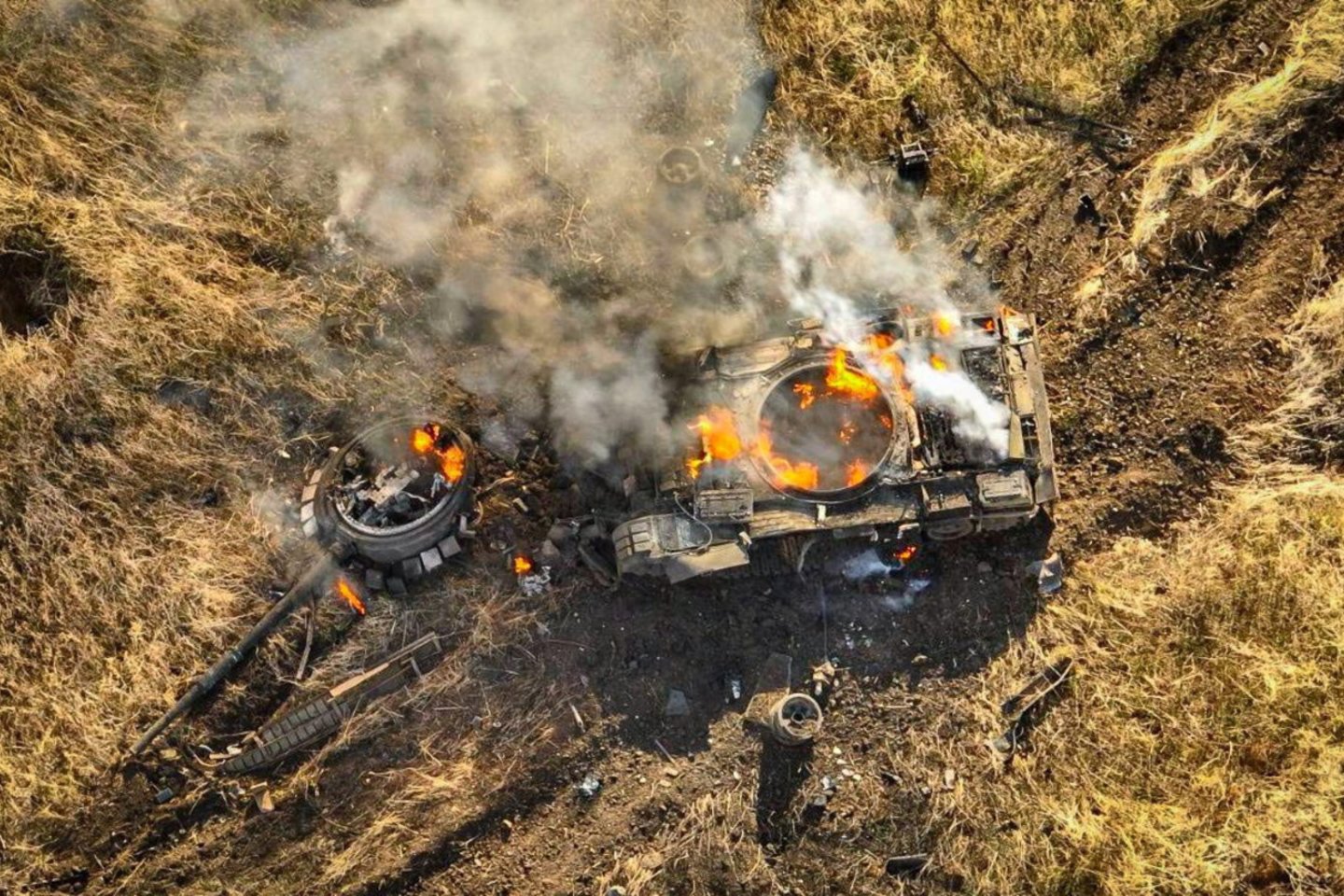 Karas Ukrainoje. Degantis rusų tankas.<br>Reuters/Scanpix nuotr.