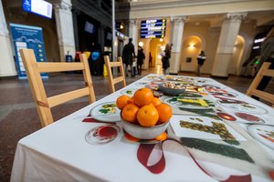 Menininkė Jolita Vaitkutė kviečia keliautojus prie švenčių stalo Vilniaus oro uoste