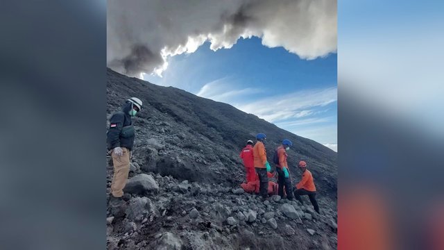 Po ugnikalnio išsiveržimo Indonezijoje auga aukų skaičius: gelbėjimo operaciją sunkina ir orai