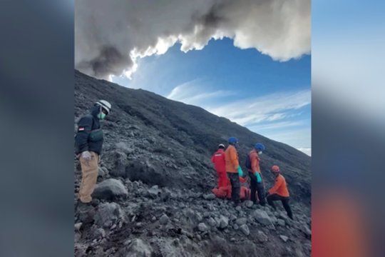 Po ugnikalnio išsiveržimo Indonezijoje auga aukų skaičius: gelbėjimo operaciją sunkina ir orai
