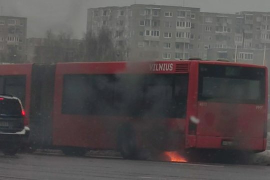  Degantis 24 maršruto autobusas. 