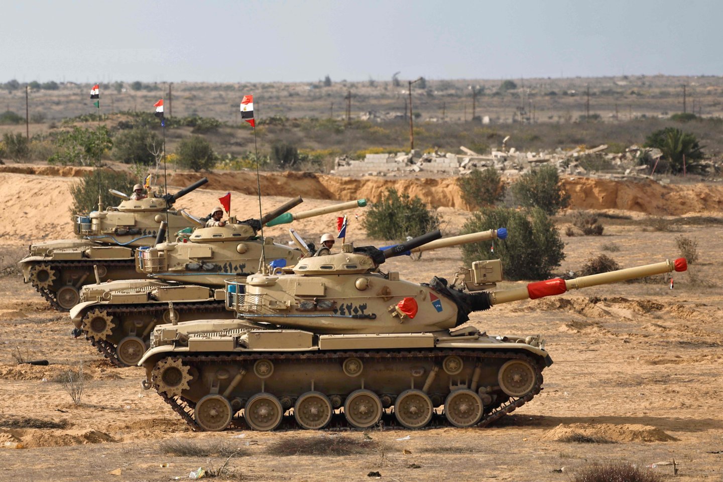 Egipto tankai prie Rafos sienos.<br>AFP/Scanpix nuotr.