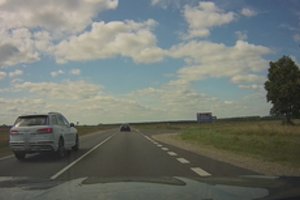 „Kelių patruliai: viskas užfiksuota“: „Audi“ vairuotojui lenkiant automobilį kelių eismo taisyklės negalioja