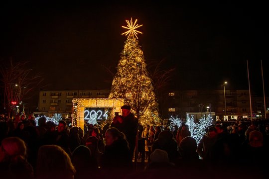  Radviliškio Kalėdų eglė – su užburiančiu aukso spindesiu: kalėdinė nuotaika užliejo visus.