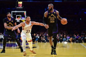 L. Jameso vedama „Lakers“ dramatiškai įveikė „Suns“ ir NBA taurės pusfinalyje susitiks su J. Valančiūnu bei „Pelicans“