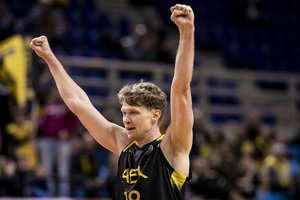 M. Kuzminskas buvo naudingiausias rungtynių žaidėjas, o AEK sutriuškino Italijos klubą